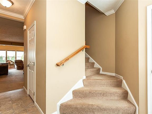 3rd image of 105 Yellowstone Ct
