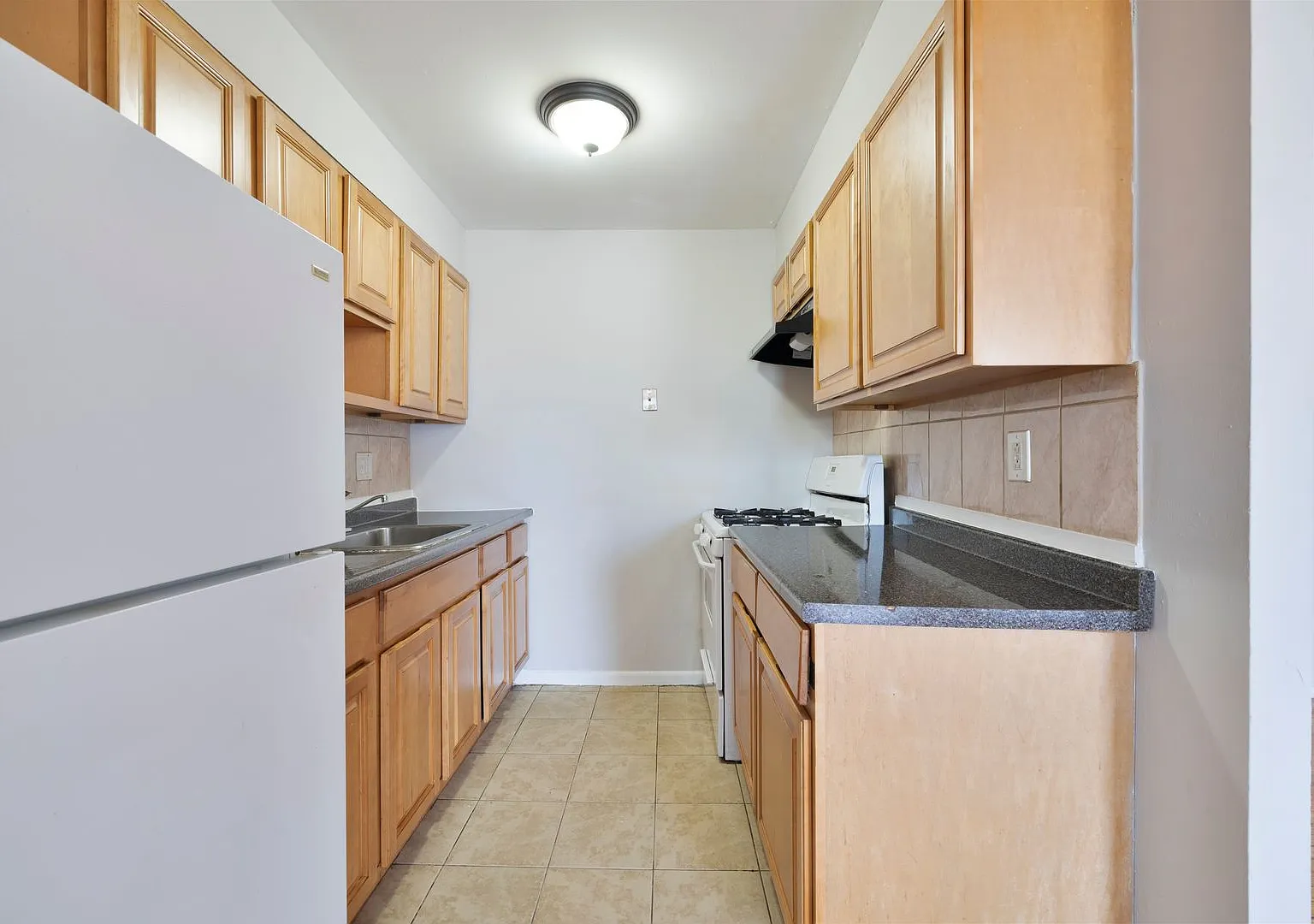 Majestic Court Apartments — Photo 3