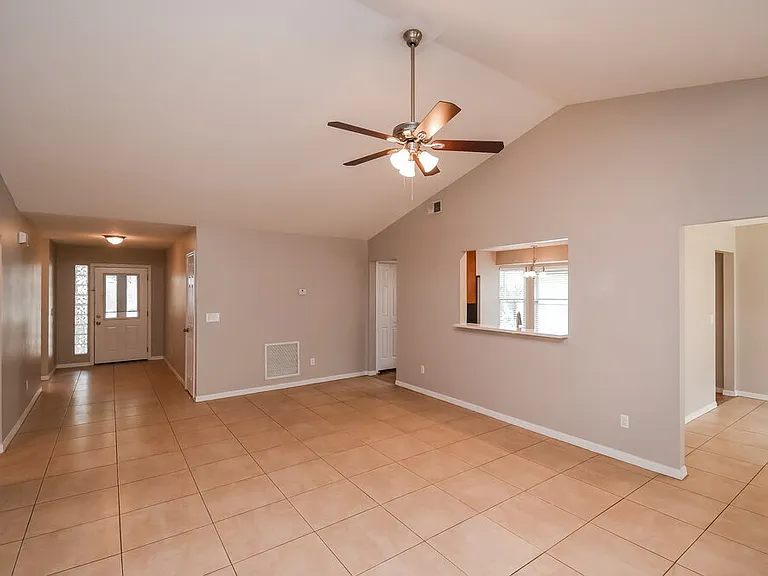 1509 Maple Leaf Ln — Photo 3