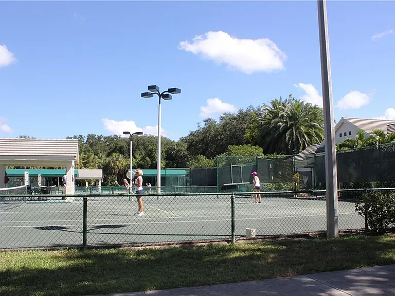 549 Fallbrook Dr — Photo 25