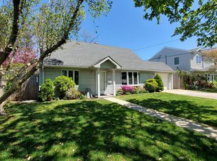 3145 Roxbury Ln, Levittown, NY 11756