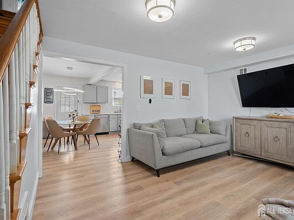 3rd image of 10 Arcadia Pl