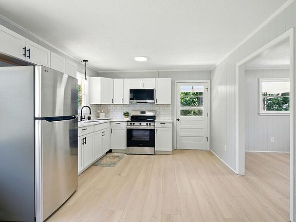 3rd image of 601 Riverview Dr