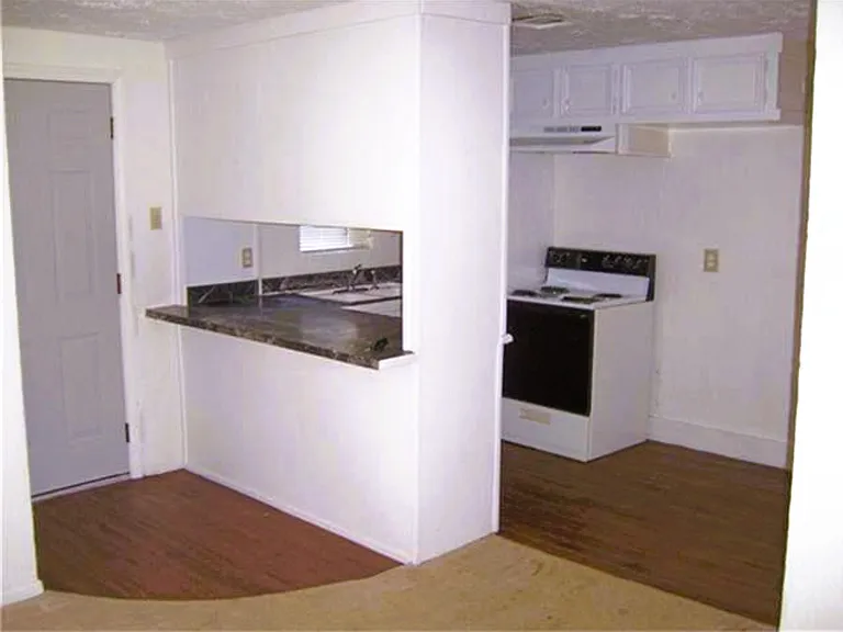 1833 Oriole Dr — Photo 3