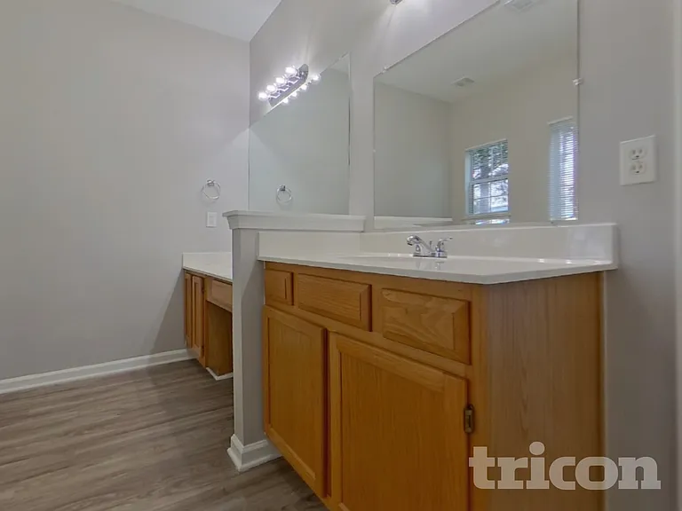 101 Royal Crest Dr — Photo 7