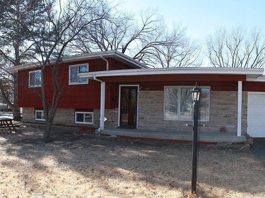 2nd image of 831 N Valleyview Ln