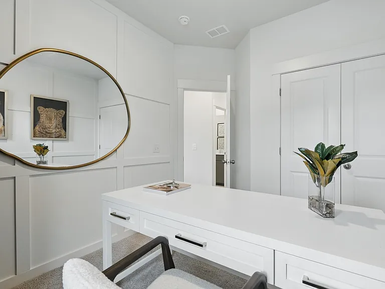 1th fl bedroom/office space