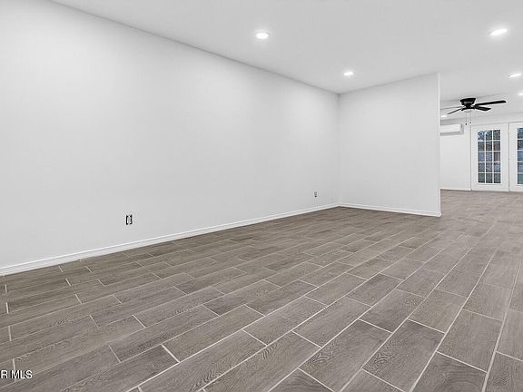 4th image of 990 Gloria St