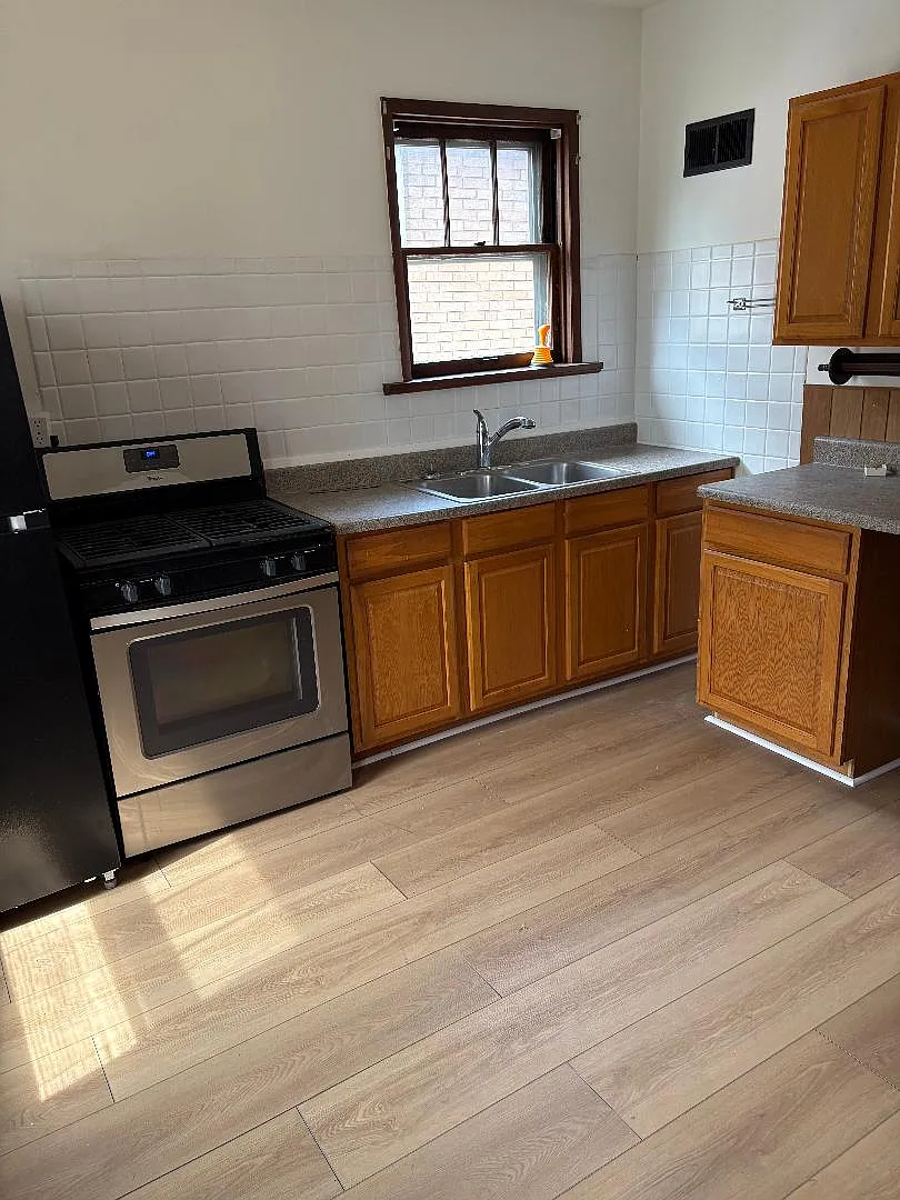 1 bed, 1000 sqft, $995 — Photo 3