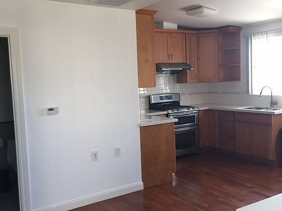 KITCHEN WITH RANGE