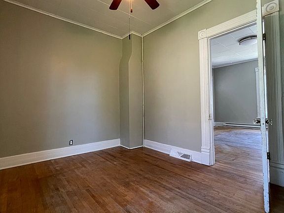 4th image of 318A W Foster St