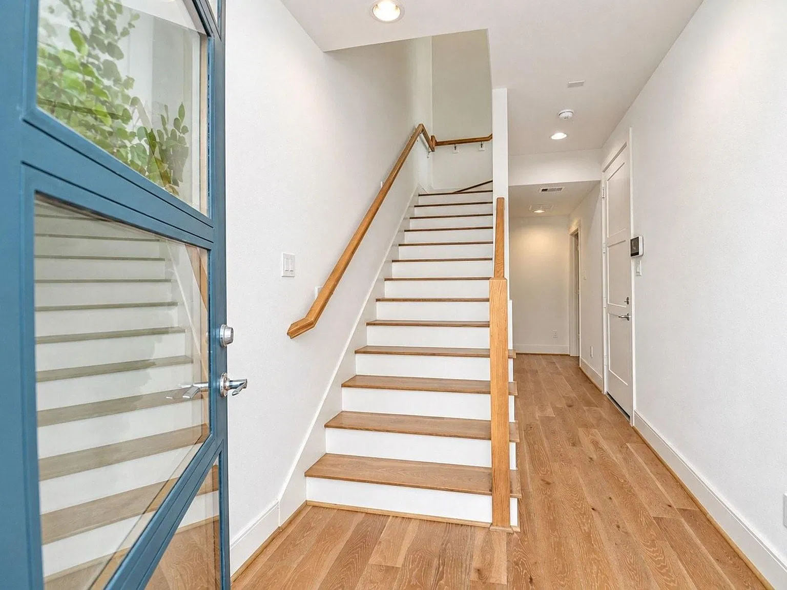 3 bed, 3.5 bath, 2265 sqft, $3,400 — Photo 3