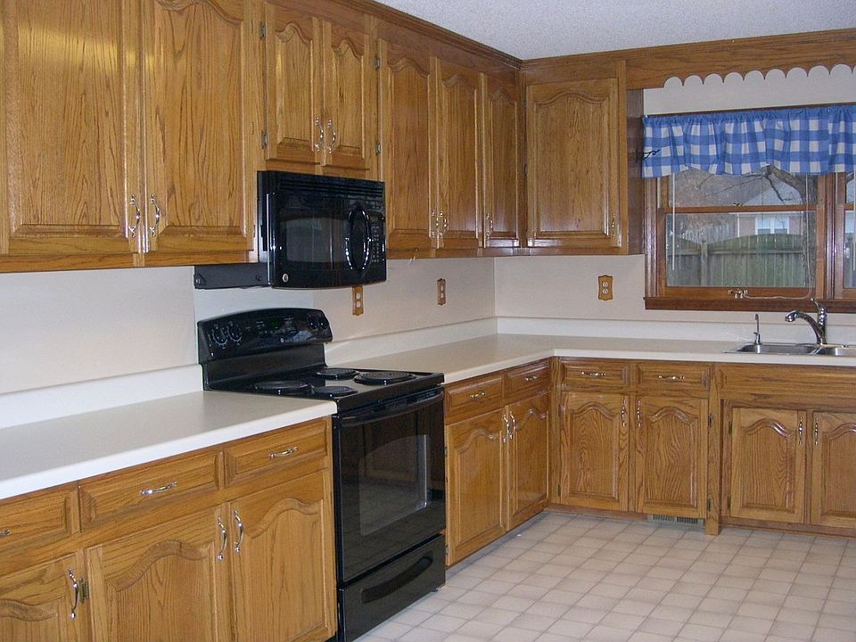 Big immaculate country kitchen.
