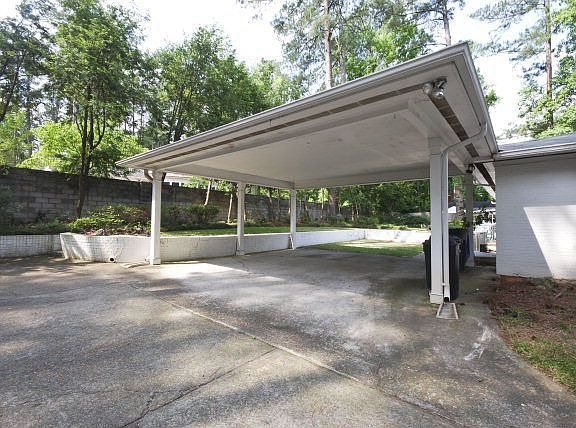 3rd image of 3054 Hillsdale Dr