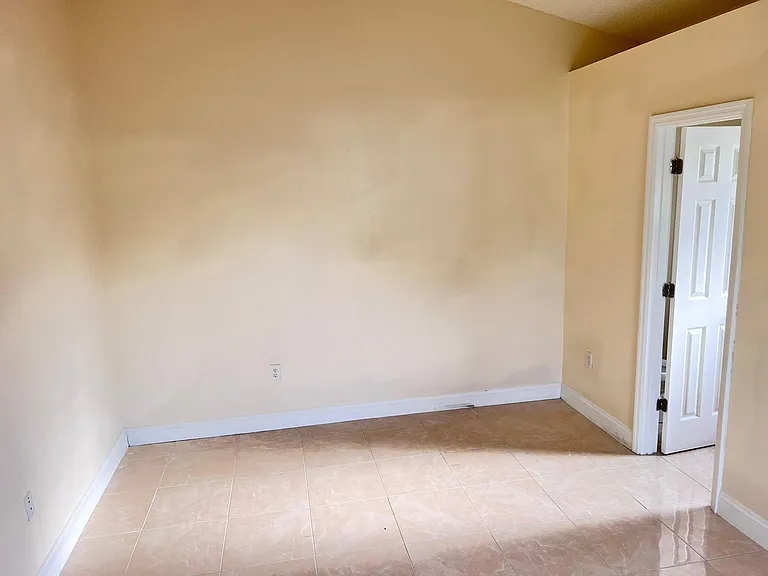 961 Derbyshire Dr — Photo 11