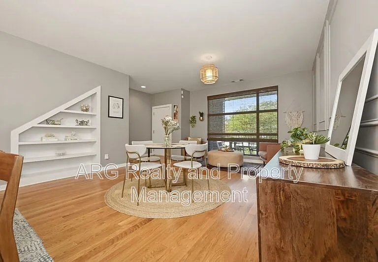 472 Martin St SE — Photo 3