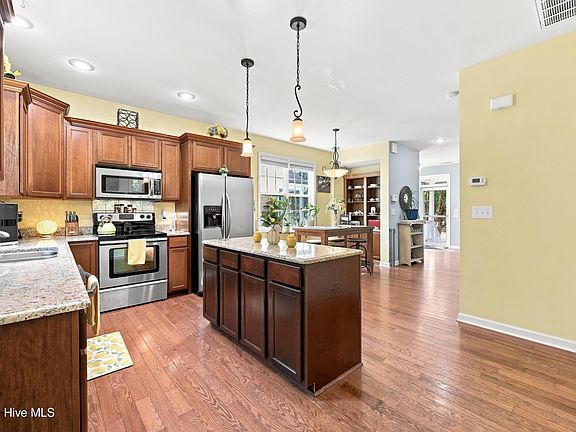 3rd image of 215 W Railroad Street