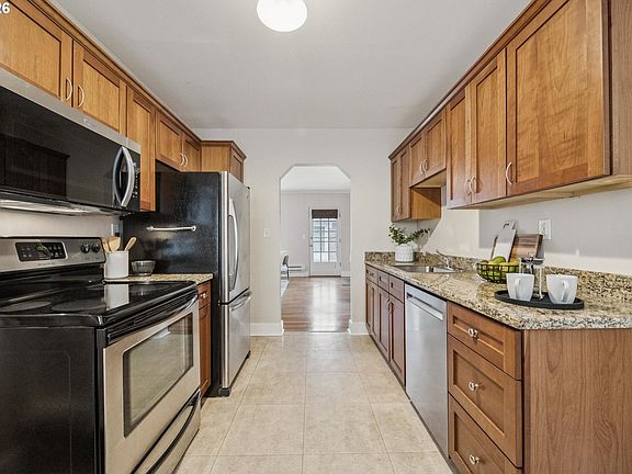 5th image of 2633 NW Raleigh St Unit 33