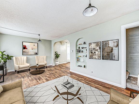 4th image of 2612 Lombard Avenue