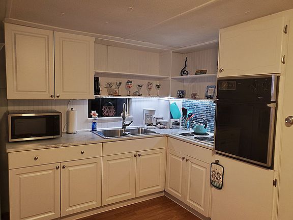 LOVE the shelves for knickkn