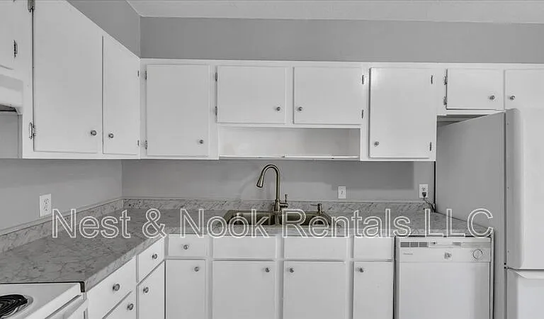 2923 S Irvington Ave — Photo 6