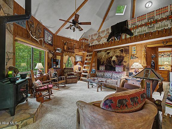 3rd image of 240 Mountain Laurel Drive