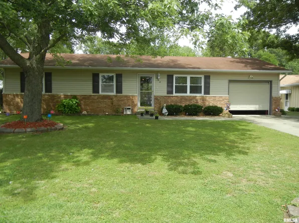 104 Salem Dr, Salem, IL 62881