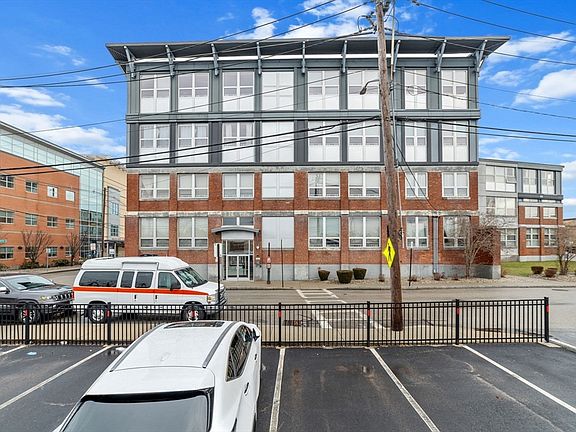 3rd image of 118 Holmes St Unit 205