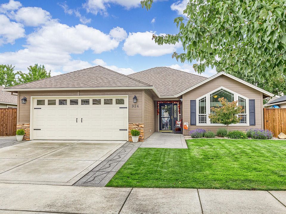 1st image of 924 Highbury Dr