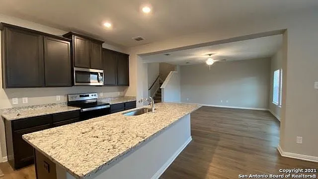 4 bed, 2.5 bath, 2198 sqft, $1,949 — Photo 2