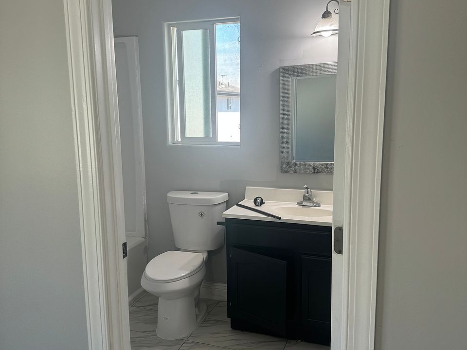 1st image of 719 W 79th St #0