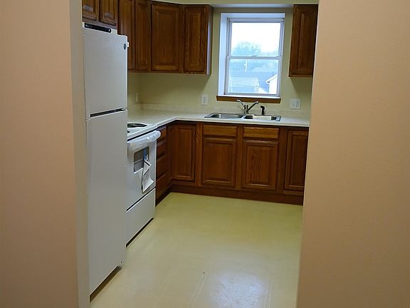 3rd image of 302 Railroad St
