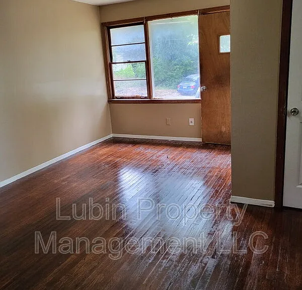 2468 Yale Ave — Photo 2