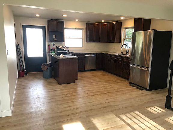3rd image of 906 Campbell Dr