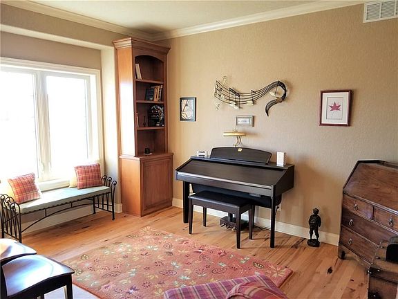 4th image of 4208 NE Hillcrest Ct