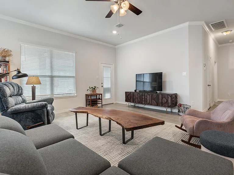 608 Lister Dr — Photo 8