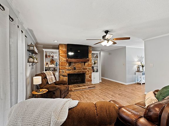 5th image of 211 Wellington Dr