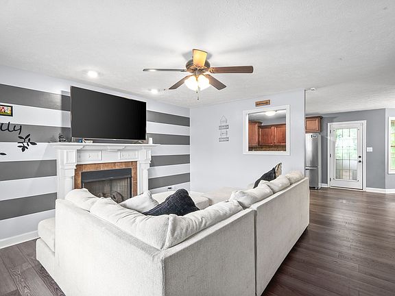 5th image of 737 Sleek Fox Dr