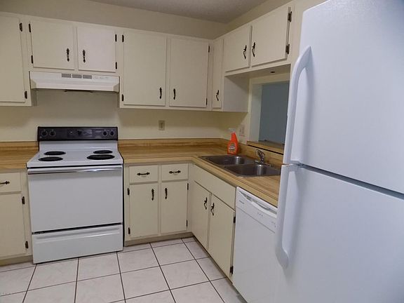 5th image of 2701 NE 10th St APT 204