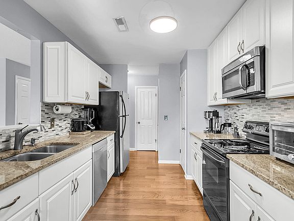 5th image of 91 Ashley Hall Plantation Rd APT 4