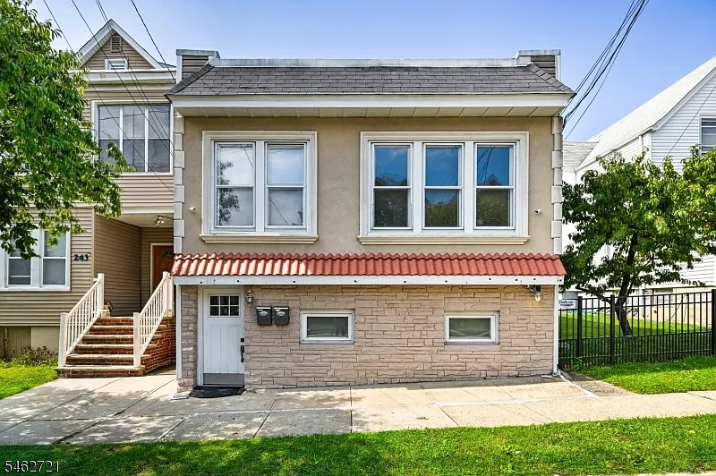 3 bed, 1.0 bath, $2,550 — Photo 3