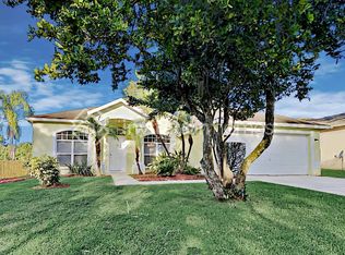 2910 Folklore Dr, Valrico, FL 33596