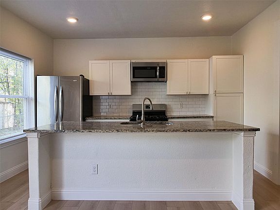 3rd image of 208 W Poplar St