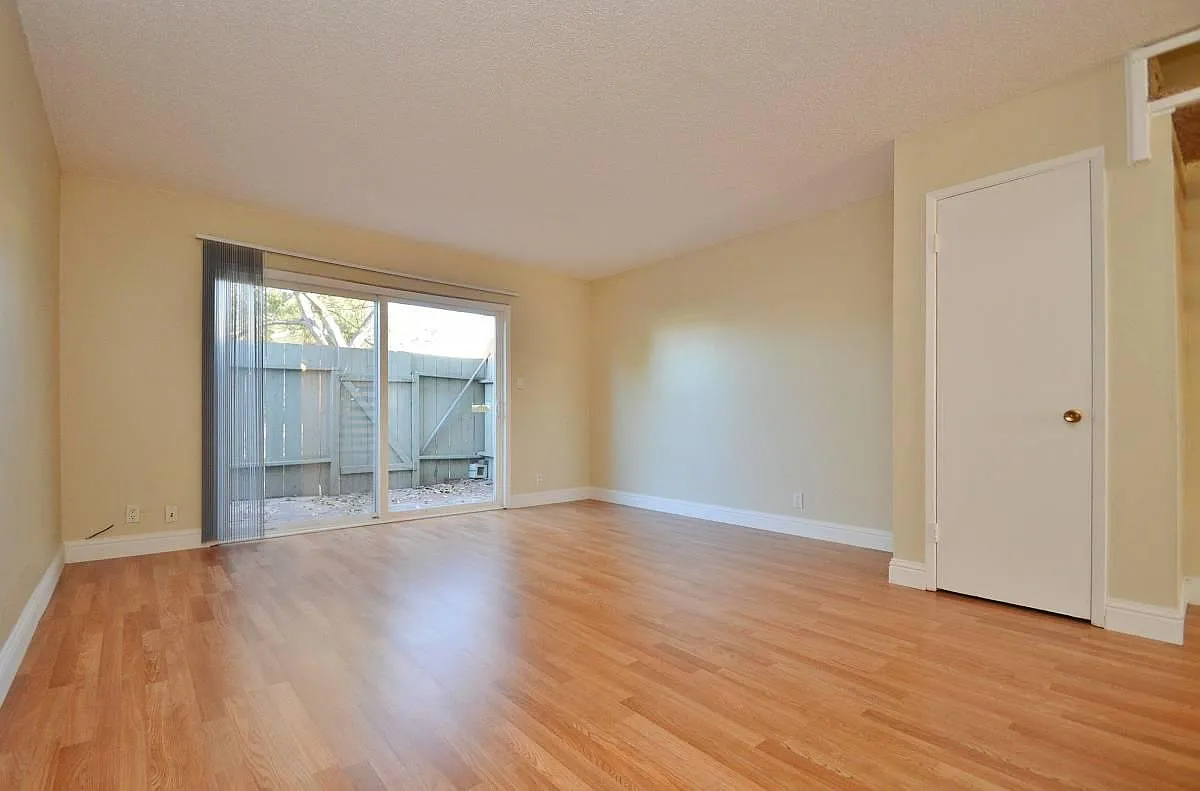 2134 Regent Way photo 1