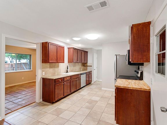 5th image of 821 Wisteria Way
