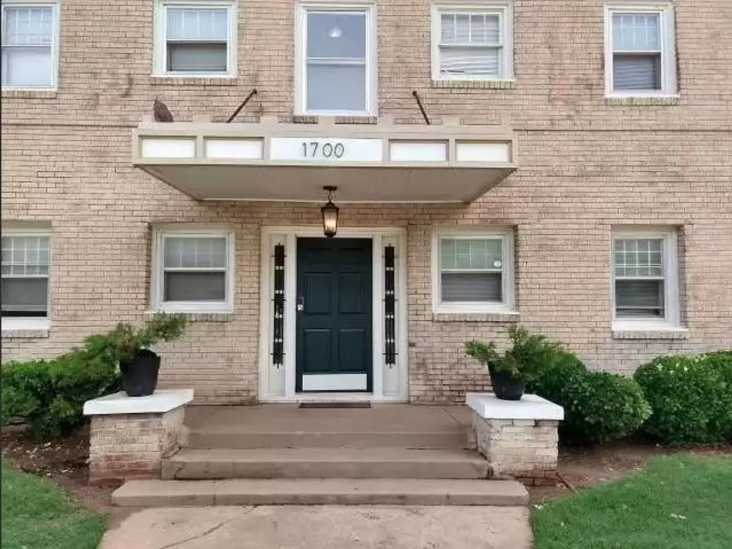 1700 N. Robinson Ave — Photo 3