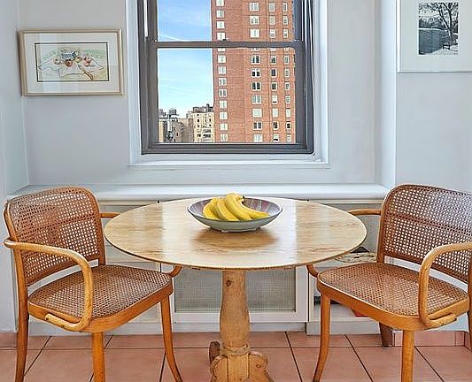 5th image of 176 E 77th St APT 17D