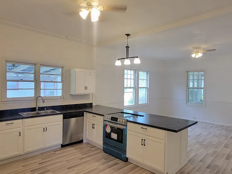 204 Pine St — Photo 1
