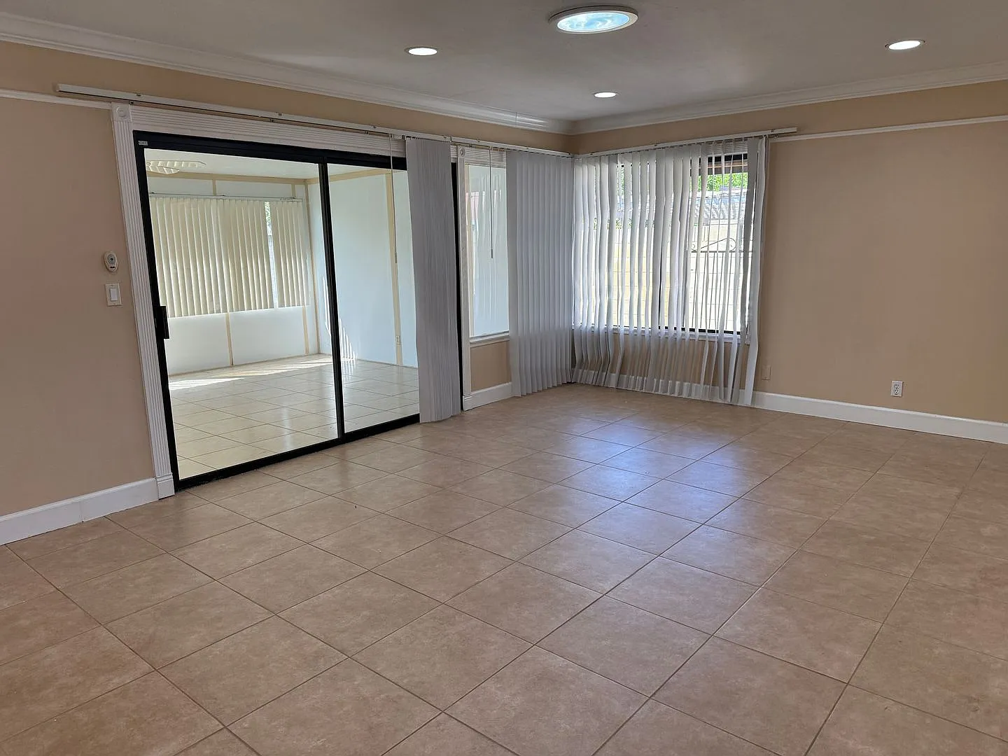 3 Bedroom, 2 Bathroom Single Story Home in Central Simi Valley — Photo 2