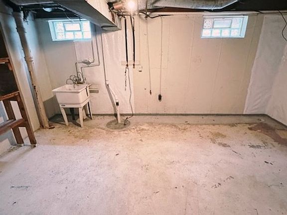 5th image of 909 Maybelle St NE #911